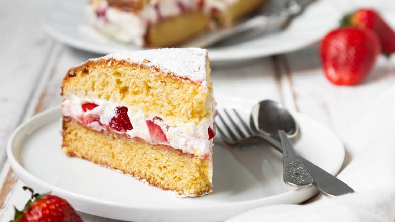 Layer cakes with strawberries