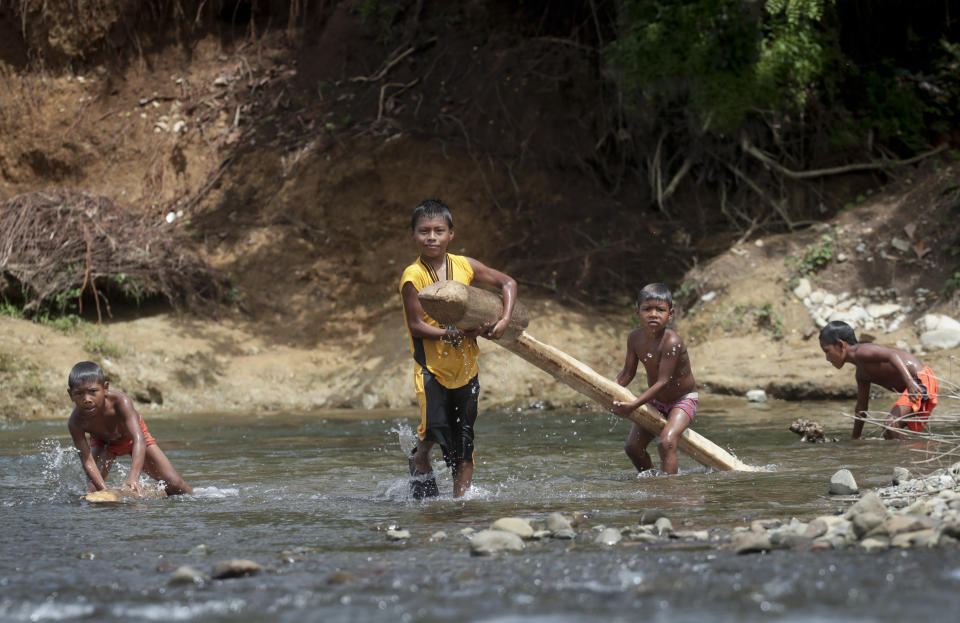 En esta imagen, tomada el 25 de mayo de 2019, niños indígenas juegan en el Río Tuquesa, en la provincia de Darién, Panamá. Un puñado de aldeas indígenas pueblan las orillas de los ríos Tuquesa y Chucunaque, los mismos que utilizan los migrantes al final de su travesía por Darién para llegar al norte. (AP Foto/Arnulfo Franco)