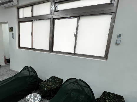 首梯次女性教召宿營生活區內，窗戶均貼上不透明隔板，維護女性士官兵隱私。郭宏章攝。