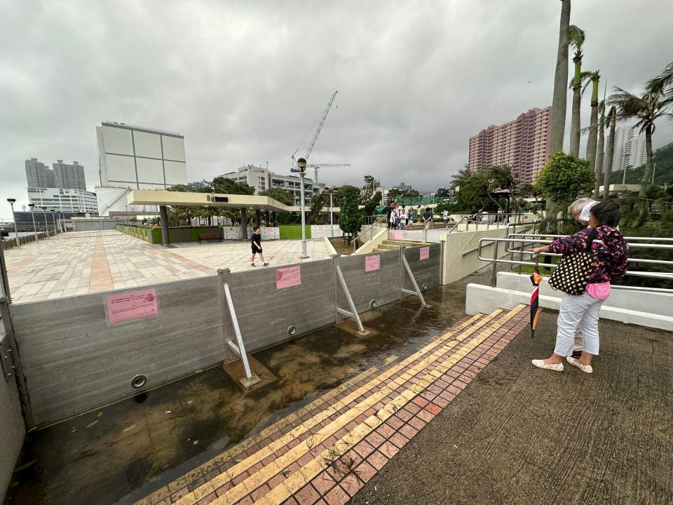 杏花邨隨處可見隔水鋼板，以防海水湧入屋苑。（受訪者提供相片）