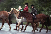 <p>En esta imagen de 1990, los dos hermanos aprendían a montar ponis junto a su niñera cerca de Sandringham House, la casa de la familia real inglesa en el condado de Norfolk. (Foto: Gtres). </p>