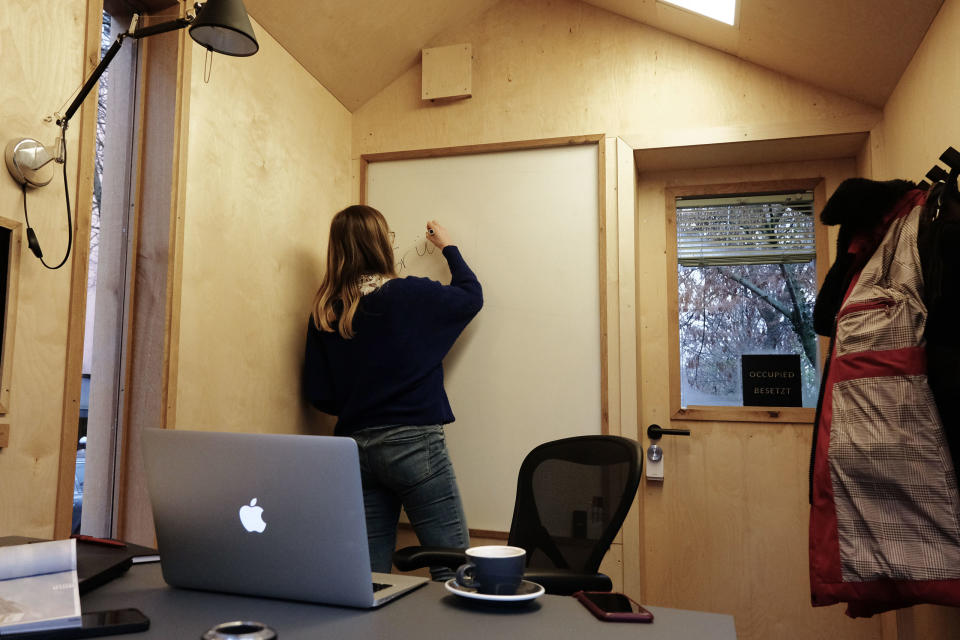 Die Holzwände verleihen dem kleinen Raum einen wohnlichen Touch. - Copyright: Lisa Kempke (Business Insider)