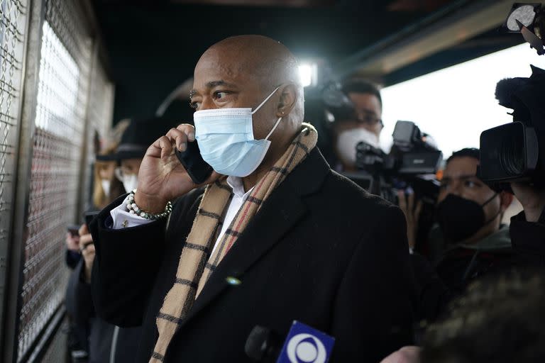 Eric Adams, al llamar a la policía mientras presenciaba una pelea callejera en el subte de Nueva York. (AP Photo/Seth Wenig)