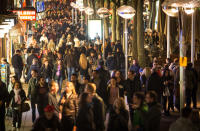 Fast 17.000 Menschen strömen pro Stunde durch die meistbesuchte Einkaufsmeile der Republik, wie eine Zählung des Unternehmens JLL zeigt. Etwas weniger sind es in der Stuttgarter Königstraße, die auf 8.890 Passanten kommt – Platz 10. Hier kommen die anderen neun Top-Einkaufsstraßen.