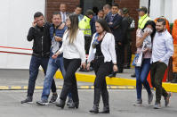 Familiares de las víctimas de un atentado con bomba lloran frente a la entrada de la academia de policía General Santander, donde tuvo lugar el ataque en Bogotá, Colombia, el jueves 17 de enero de 2019. (AP Foto/John Wilson Vizcaíno)