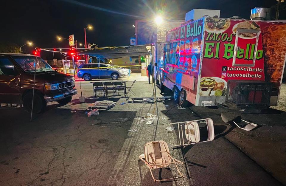 Dos clientes de un camión de tacos resultaron heridos la noche del sábado en el sureste de Fresno después de que una camioneta se estrellara contra el vehículo de Tacos El Bello, que se encontraba estacionado, atravesando el área para comer.