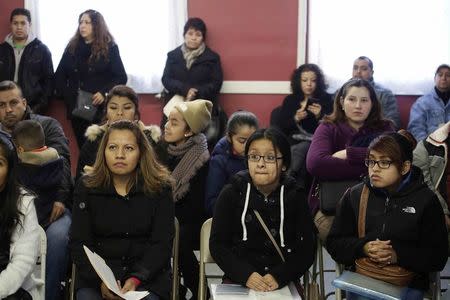 Migrants attend a workshop for legal advice held by the Familia Latina Unida and Centro Sin Fronteras at Lincoln United Methodist Church in south Chicago, Illinois, January 10, 2016. REUTERS/Joshua Lott