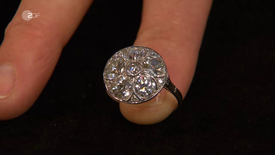 <p>Der Weißgoldring mit Diamanten aus den 1930er-Jahren war laut Expertise satte 5.200 bis 5.800 Euro wert. (Bild: ZDF)</p> 