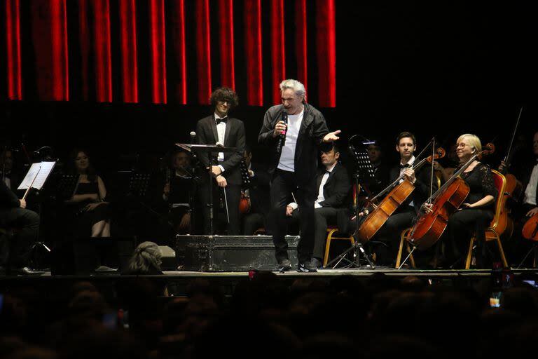 Antonio Grimau junto a la orquesta que hizo posible el espectáculo