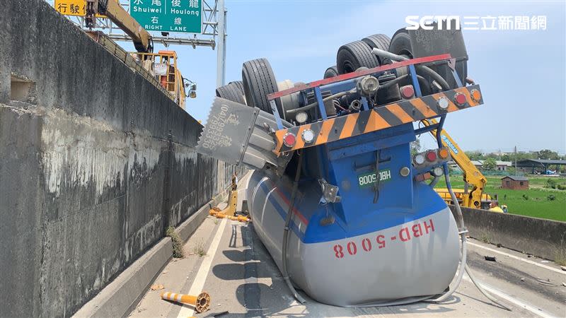 槽車翻覆橋下，擋住機車道，駕駛一度受困滿地鮮血，被警消救出後立刻送醫。（圖／翻攝畫面）