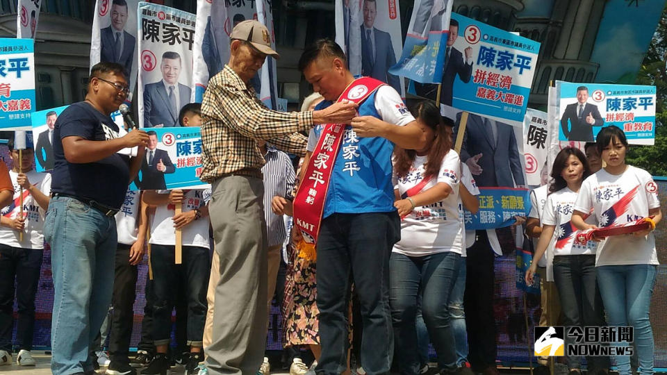 ▲陳家平競選總部成立，飲水思源不忘本，由其祖父披掛競選綵帶。（圖／記者吳晉輝攝2018.10.21）