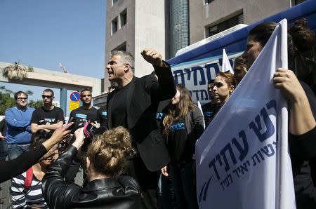 Yesh Atid leader Yair Lapid (C) speaks to members of the media in Tel Aviv before heading on a campaign tour March 15, 2015. REUTERS/Baz Ratner