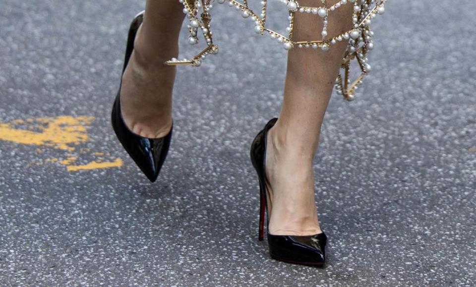 Ellie Goulding, black pumps, Haute Couture, Tamara Ralph, pearls, mesh, see-through, Paris Fashion Week