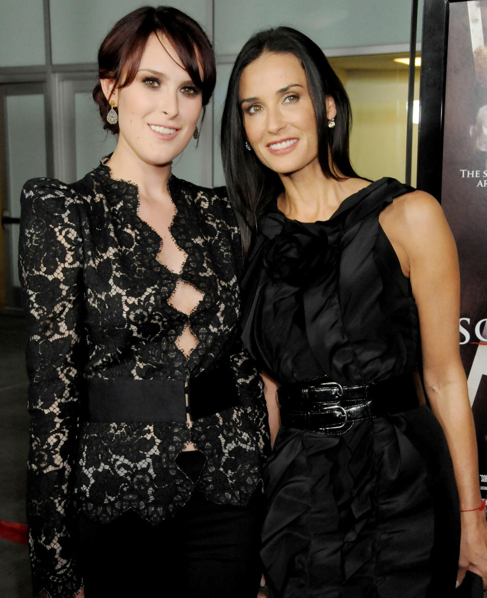 <p>Moore and her oldest daughter arrived premiere of Rumer's film, <em>Sorority Row</em> in L.A., both wearing smoky shadow to play up their identical hazel-green eyes. </p>