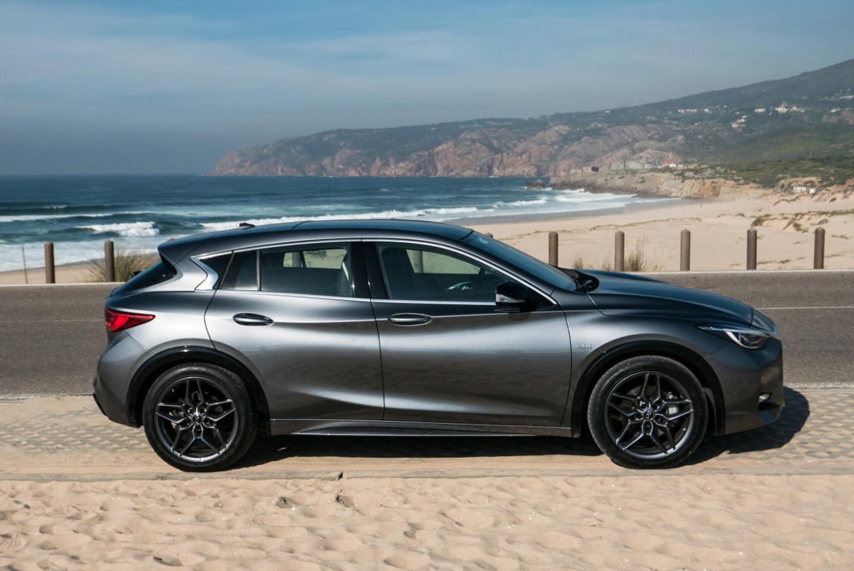 Инфиник 30 про. Infiniti q30. Инфинити ку 30. Инфинити хэтчбек q30. Infiniti qx30 Sport.