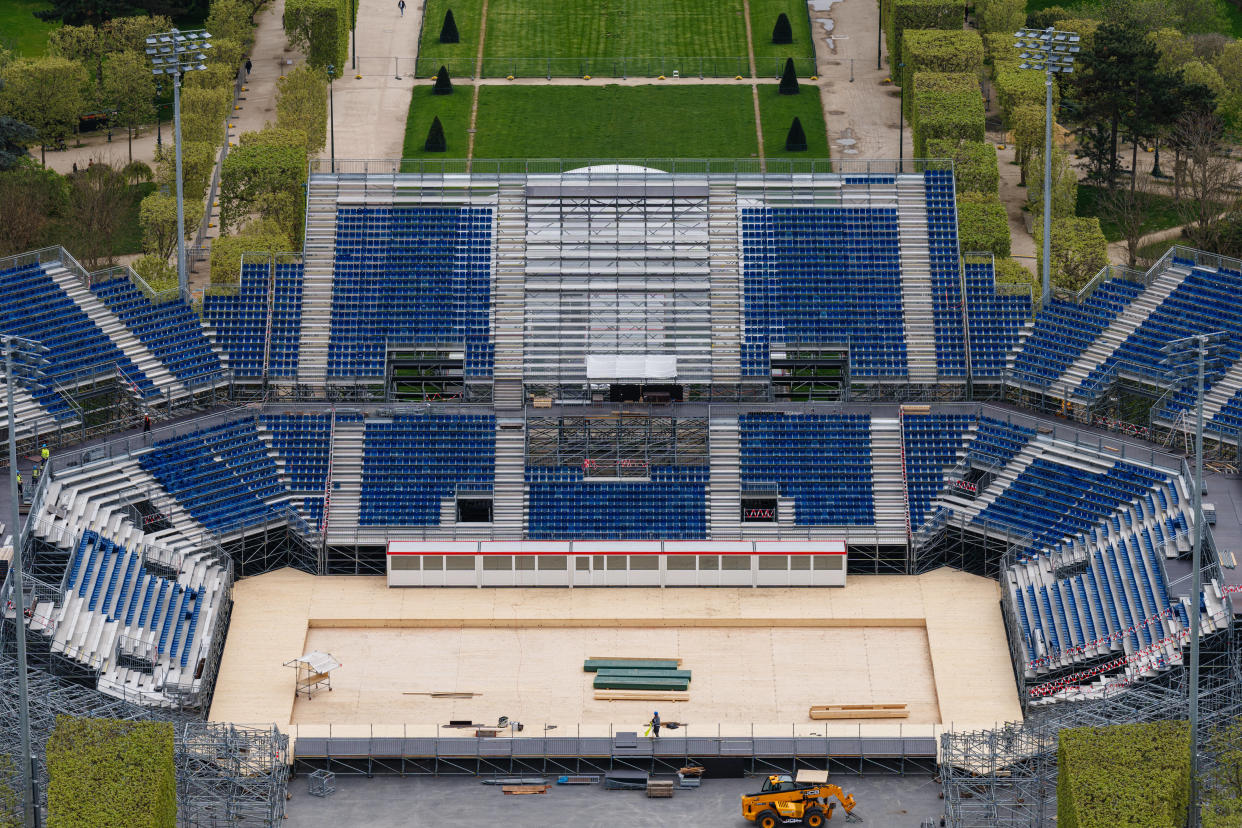 La construction du stade de beach-volley pour les JO, sur le Champ-de-Mars à Paris, le 11 avril 2024.