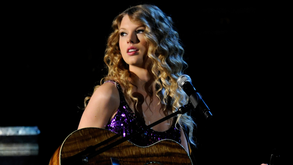 Taylor Swift performing in April 19, 2010.