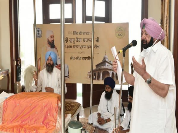 Punjab Chief Minister Captain Amarinder Singh (right) (Photo/Twitter)