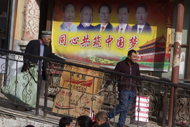 2017年11月3日，新疆和田路邊的海報展示了中共歷屆領導人，包括毛澤東、鄧小平、江澤民、胡錦濤與習近平。（美聯社）