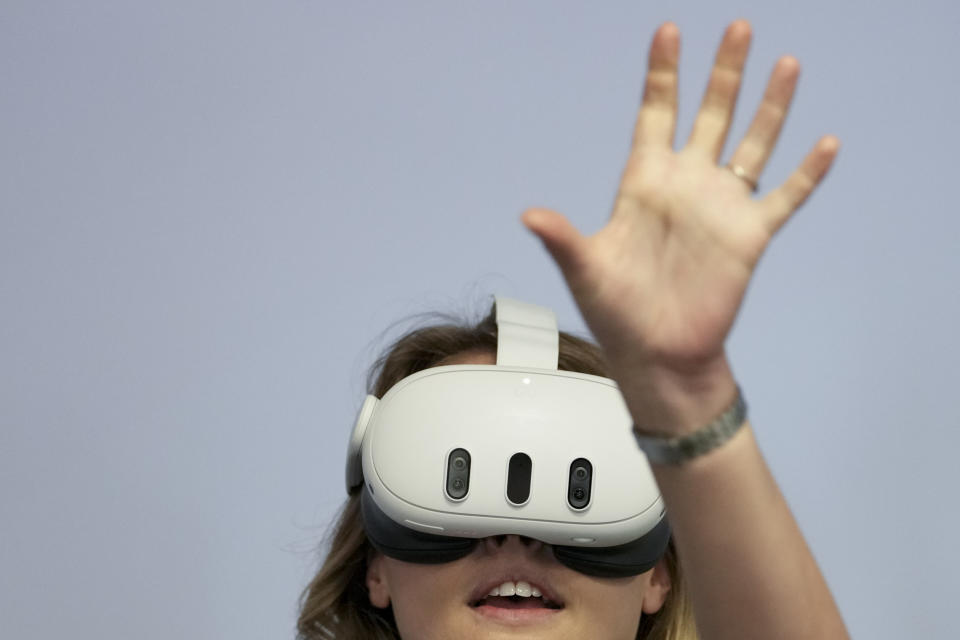 Una chica que asistió a la prueba la Meta Quest 3 en una sala de demostraciones de la conferencia para desarrolladores Connect, el miércoles 27 de septiembre de 2023, en Menlo Park, California (AP Photo/Godofredo A. Vásquez)