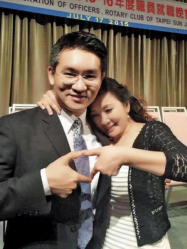 台北市議員童仲彥（左）與妻子李秀環（右）結婚近3年，李之前常在臉書放閃，現已分居。（翻攝臉書）