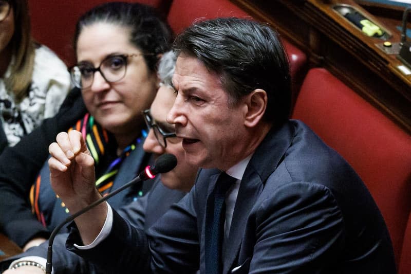 Giuseppe Conte, líder del Movimiento 5 Estrellas, habla con la Primera Ministra Giorgia Meloni durante el turno de preguntas en la Cámara de Diputados italiana.  Roberto Monalto/Labresse vía ZUMA Press/dpa