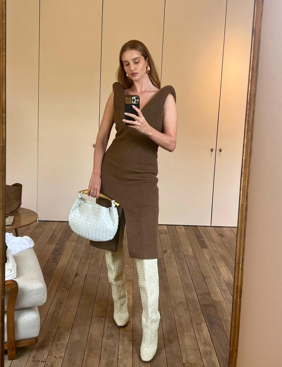 Rosie Huntigton-Whiteley fait matcher son sac en coloris Chalk à ses bottes