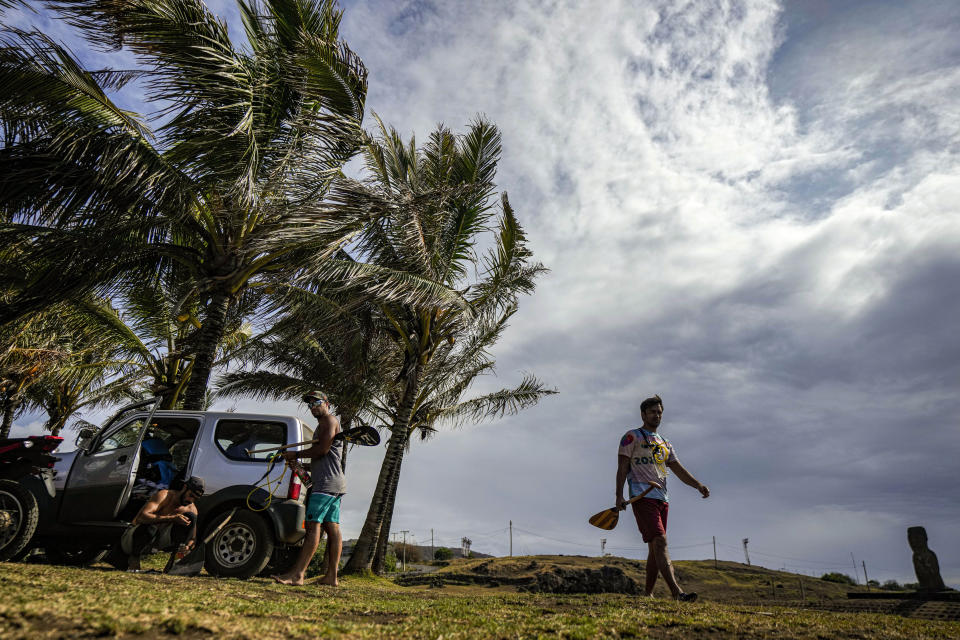 Konturi Atán, un historiador rapanui de 36 años, a la derecha, llega a una sesión de entrenamiento para el desafío Hoki Mai, un viaje en canoa que cubre casi 500 kilómetros a través de un tramo del Océano Pacífico, en Rapa Nui, un territorio en el Pacífico que forma parte de Chile y es mejor conocido como Isla de Pascua, el jueves 24 de noviembre de 2022. (AP Foto/Esteban Felix)