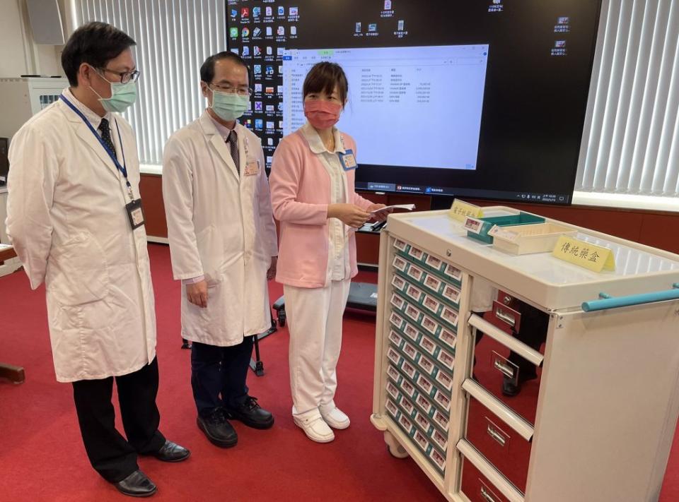 台中榮總藥學部展示智慧藥櫃、電子紙標籤藥盒。（記者陳金龍攝）