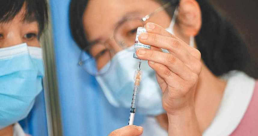 AZ疫苗擴大施打，台北市和平醫院護理人員準備施打作業。（圖／報系資料照片）