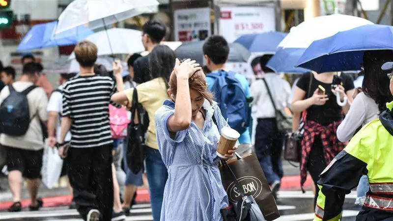 吳德榮指出，颱風將在接近台灣時轉中颱「風雨不可小覷」。 （示意圖／資料照）