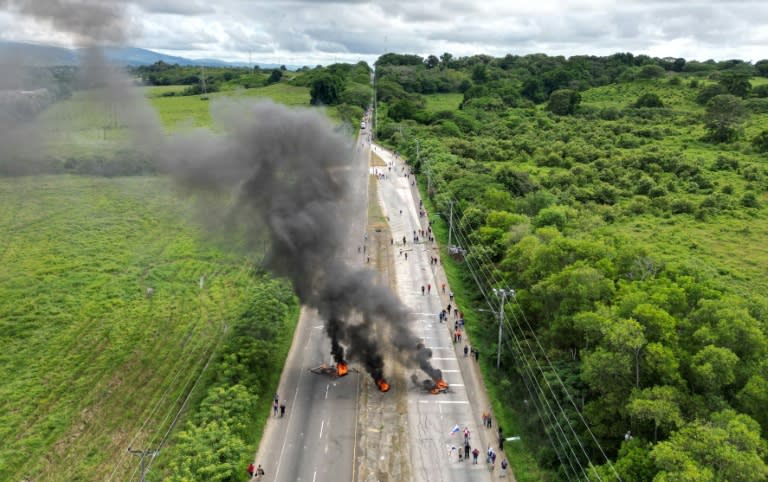 Vista de una ruta panameña bloqueada en el marco de las protestas por el contrato minero con la canadiense FQM, el 23 de octubre de 2023 (Luis ACOSTA)