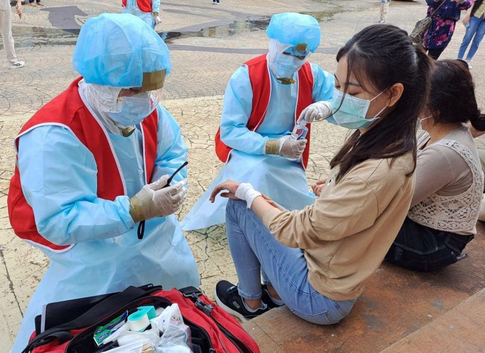 遠雄海洋公園舉行年度大型緊急救災演練，醫護人員為遊客進行分類檢傷。(遠雄海洋公園提供)