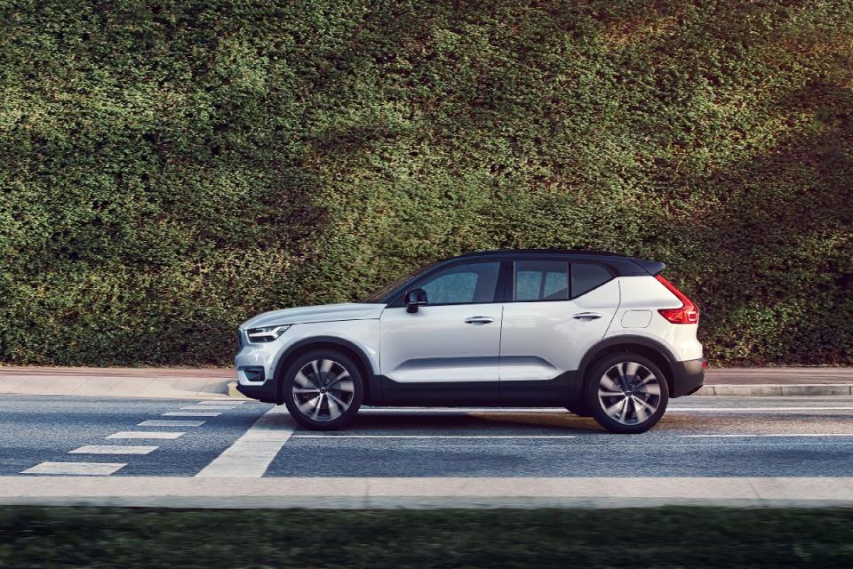 259207_Volvo_XC40_Recharge_P8_AWD_in_Glacier_Silver.jpg