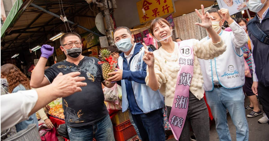 新北市長侯友宜帶領市議員候選人戴湘儀和葉元之市場掃街，希望市民繼續支持年輕的力量。（圖／戴湘儀辦公室提供）