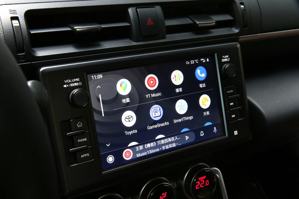 中央8吋觸控螢幕主機，介面簡單容易操作上手，同能支援Apple CarPlay & Android Auto手機連接功能。