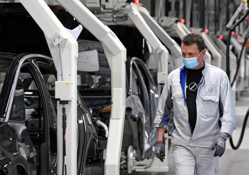 VW restarts production after lockdown