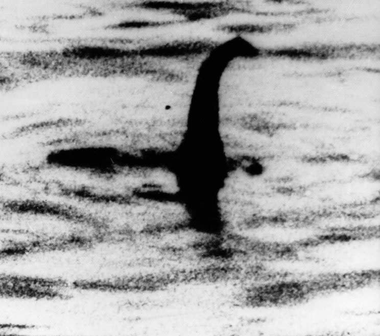 <em>Fotografía del supuesto monstruo del lago Ness, de Escocia, similar una imagen que fue publicada en referencia al lago Nahuel Huapi, en Bariloche. (International Business Times)</em>