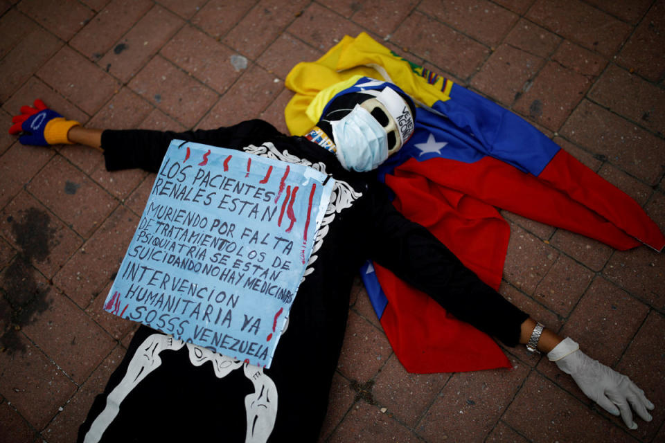 <p>Eine Frau in einem Skelett-Kostüm protestiert in den Straßen von Caracas, Venezuela, gegen einen Medikamenten-Engpass. Auf dem Plakat steht: „Nierenpatienten sterben wegen nicht verfügbarer Medizin, psychiatrische Patienten begehen Selbstmord. Es gibt keine Medikamente. Humanitäre Intervention jetzt. SOS Venezuela.“ Wer in Venezuela krank wird, muss zurzeit Beziehungen spielen lassen oder über viel Geld verfügen, um nötige Behandlungen in Anspruch zu nehmen. Seit Monaten herrscht in dem ölreichen Land eine Lebensmittel- und Medikamenten-Knappheit. (Bild: REUTERS/Carlos Garcia Rawlins) </p>