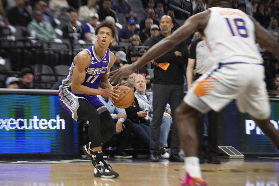 Sacramento Kings Kessler Edwards (17) lines up a shot as Phoenix Suns center Bismack Biyombo (18) defends in the first quarter in an NBA basketball game in Sacramento, Calif., Friday, March 24, 2023. (AP Photo/José Luis Villegas)