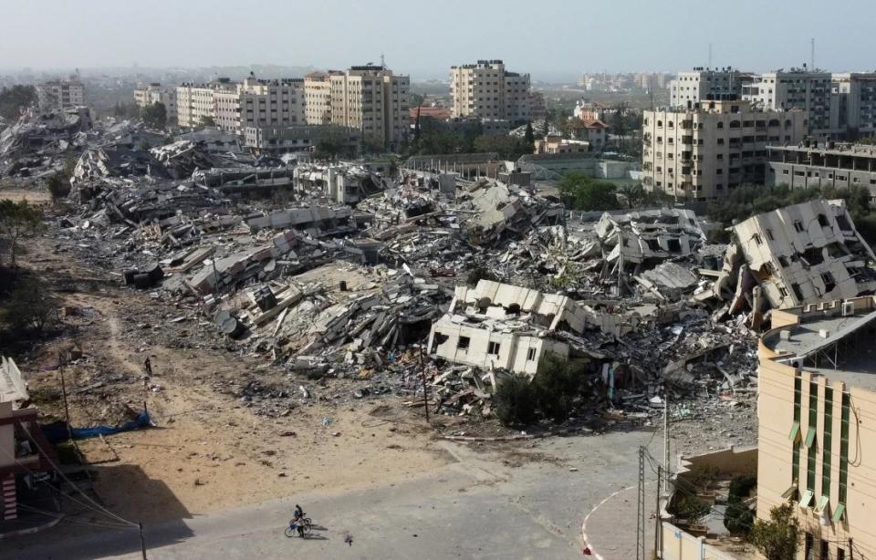 Los edificios residenciales, destruidos por los ataques israelíes durante el conflicto, yacen en ruinas, en medio de una tregua temporal entre Israel y Hamas, en el sur de la Ciudad de Gaza el 26 de noviembre de 2023. Crédito: Bassam Masoud/Reuters
