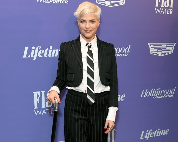 Closeup of Selma Blair on the red carpet with short cropped hair and a cane