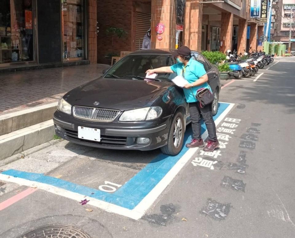 鶯歌區陽明街開單相片。   圖：新北市交通局提供