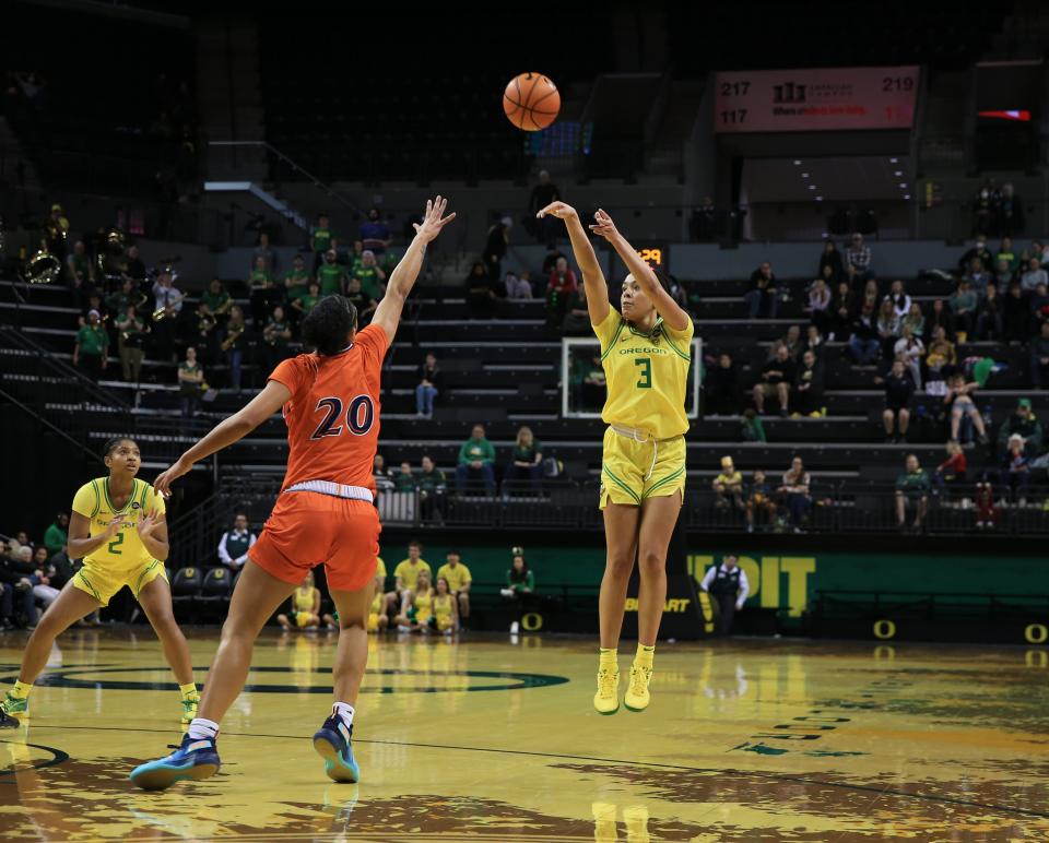 Oregon’s Sofia Bell, right, shoots over the UTSA’s Maya Linton during the second half at Matthew Knight Arena in Eugene on Sunday.