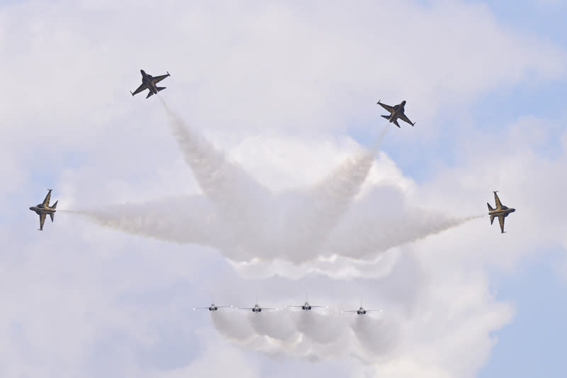 慶建交75週年 韓空軍黑鷹表演隊菲律賓演出 韓國空軍黑鷹飛行表演隊9架T-50B表演機3日起在菲 律賓克拉克空軍基地，一連3天進行飛行表演，慶祝 菲韓兩國建交75週年。 中央社特約記者Edward Bungubung攝  113年3月3日 