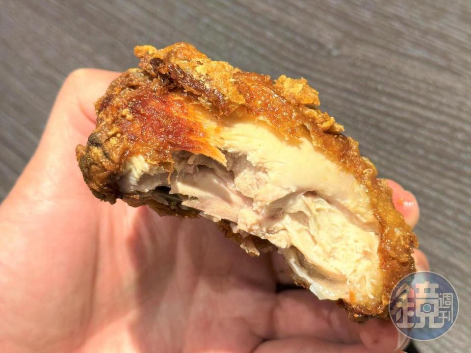 「腿排」肉質鮮嫩不柴，吃得到雞汁。