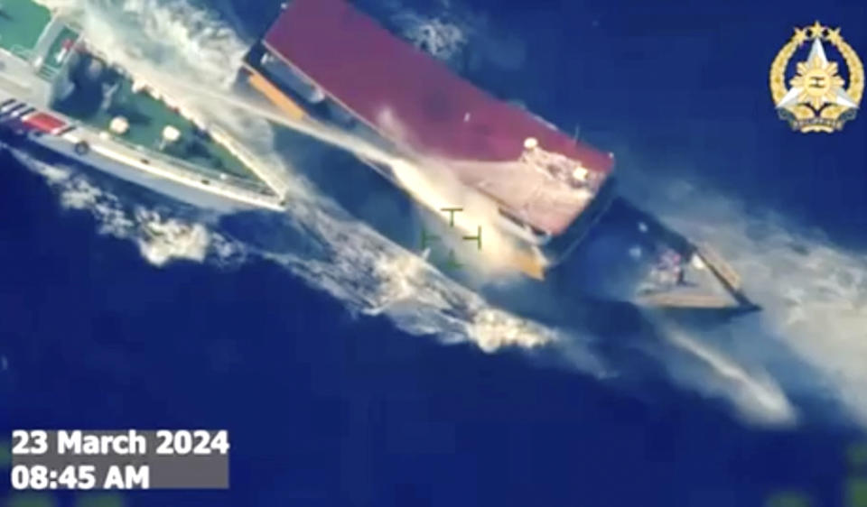 菲律賓指控中國海警23日上午在南海一處礁石海域阻擋一艘菲國補給船，並發射水砲。（Armed Forces of the Philippines／美聯社）