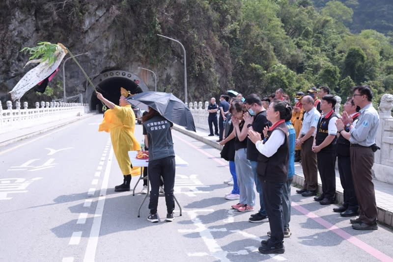 403花蓮地震重創太魯閣國家公園，砂卡礑步道疑仍有澳洲籍新加坡夫妻失聯，家屬14日上午在砂卡礑隧道口辦招魂法會。（圖／花蓮縣政府提供）