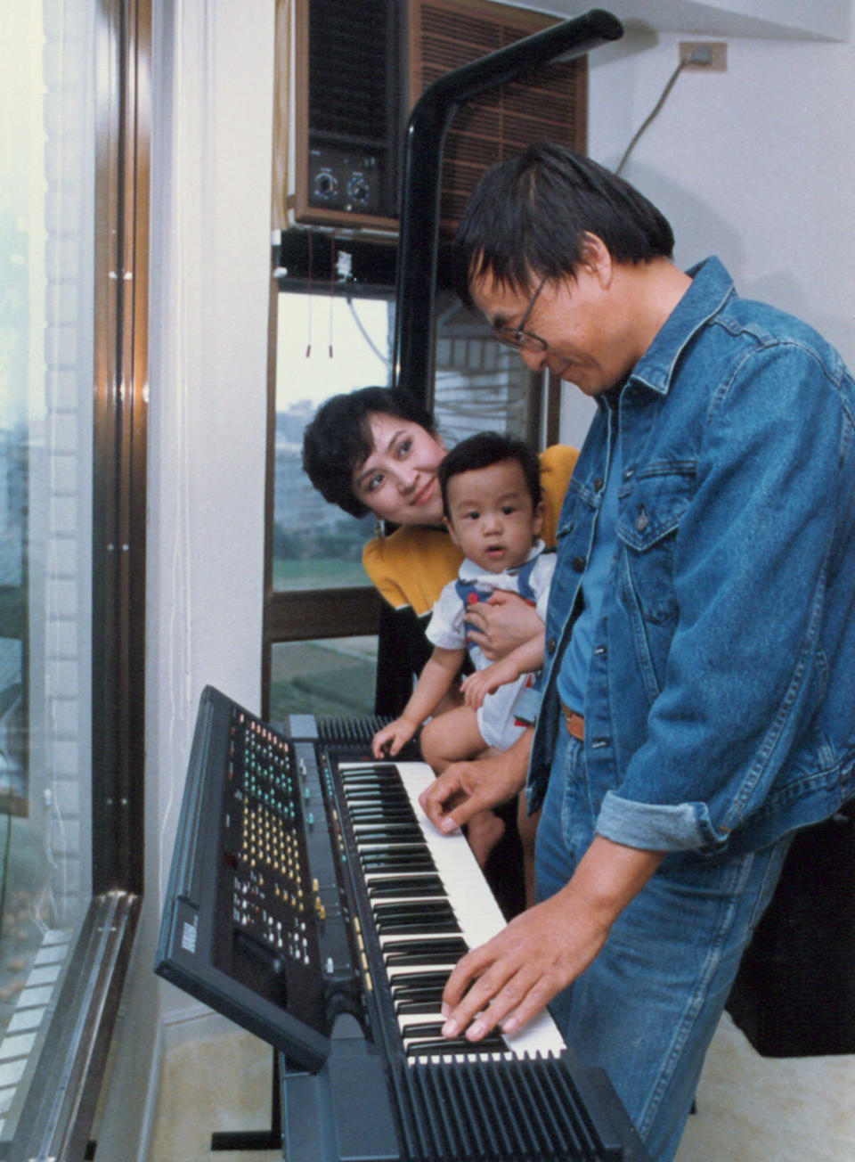 1987年劉家昌和甄珍一家三口合影。（圖／中時資料照）