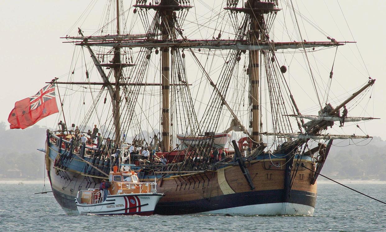 Auf diesem Archivfoto liegt die Endeavour, ein Nachbau von Kapitän James Cooks Entdeckungsschiff, in der Botany Bay in Sydney, Australien, vor Anker. - Copyright: AP Photo/Mark Baker, File